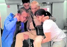Viajeros bajan a pulso a un discapacitado del tren en Orduña por falta de medios