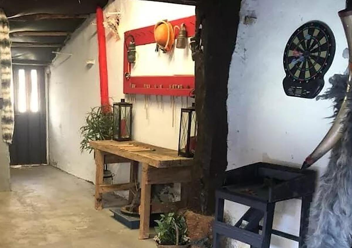 Imagen secundaria 1 - Un hombre convierte una simple vivienda rural en una estancia con &#039;escape room&#039; llena de juegos de misterio