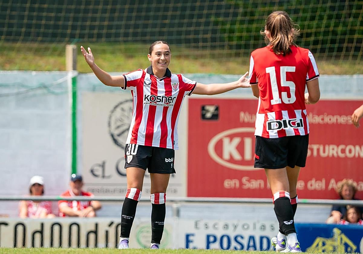 Clara Pinedo acude a celebrar a Daniela Agote tras el definitivo 2-3 ante el conjunto gallego.