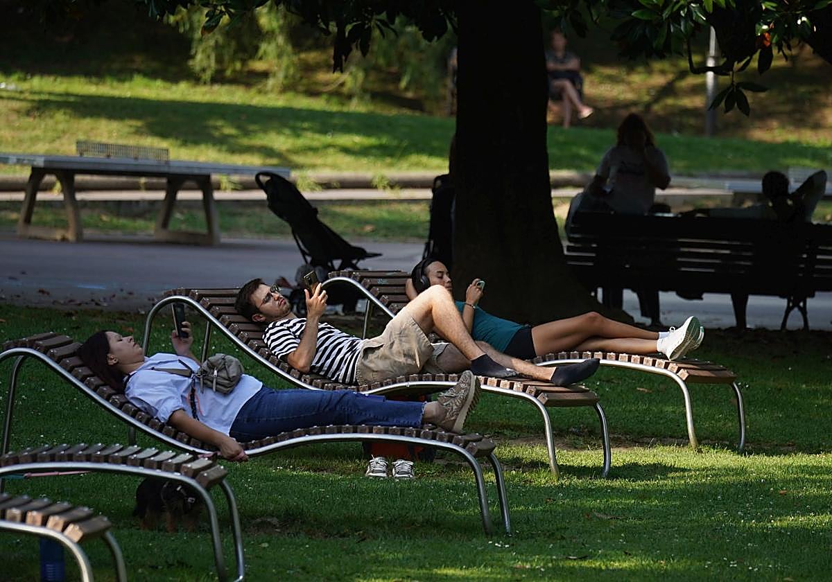 Ambiente en el parque de Doña Casilda durante una jornada de calor.