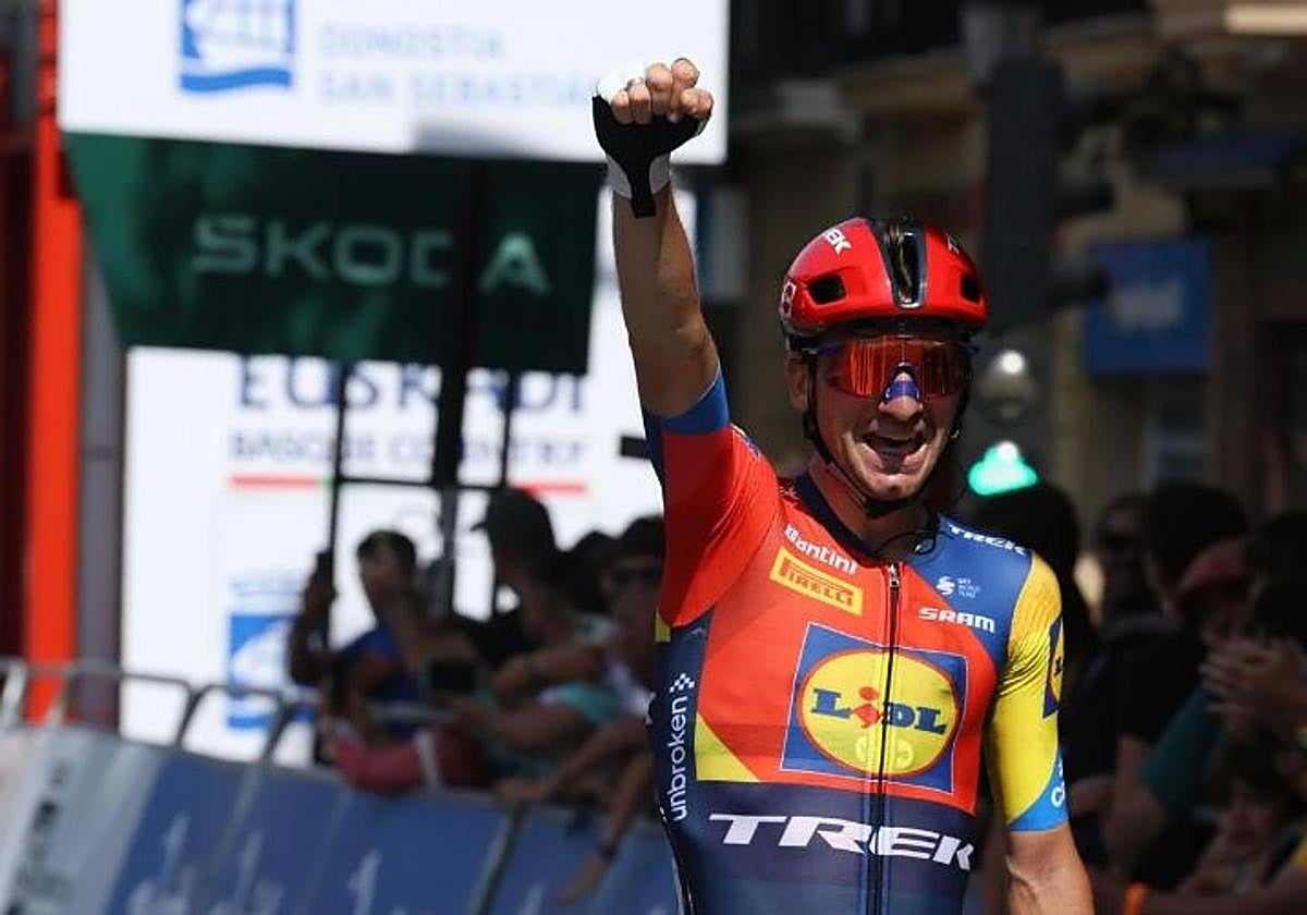 Ciccone alza los brazos, señal de victoria, en la meta del Boulevard.