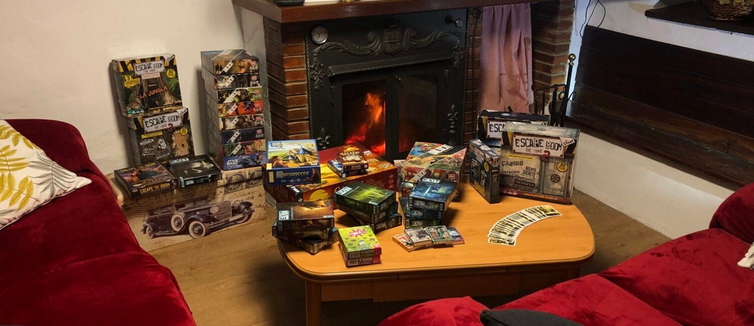 Numerosos juegos de escape en el salón de la casa rural.