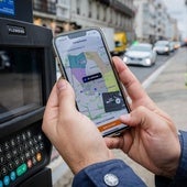 Una persona paga la OTA en Vitoria a traves de la aplicación móvil.