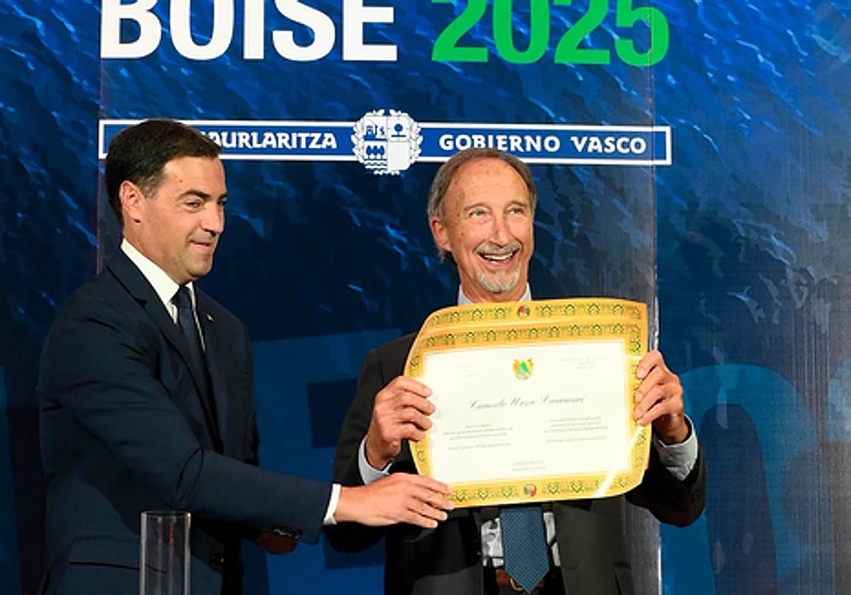 Carmelo Urza, tras recibir de manos de Imanol Pradales la distinción 'Lan Onari'.