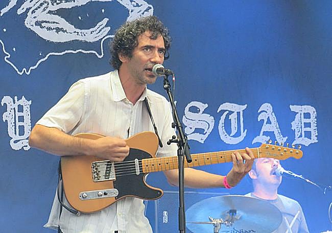 Mujeres, con su cantante y guitarrista Yago Alcover.