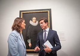 La exministra Reyes Maroto y Ramón de la Sota Chalbaud en la presentación en el Bellas Artes de los cuadros entregados a la familia en 2022.