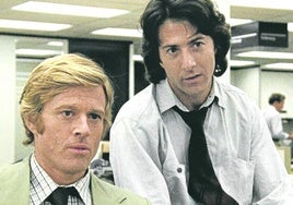 Robert Redford (Bob Woodward en el film) y Dustin Hoffman (Carl Bernstein) en una escena de la película rodada en la redacción de 'The Washington Post'.