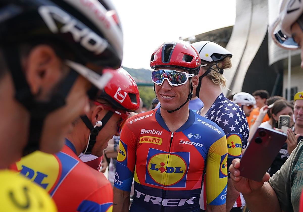 Aleix Espargaró, junto a sus compañeros del Lidl-Trek en la explanada del Guggenheim antes de la salida.
