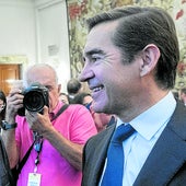 El presidente del Sabadell, Josep Oliu, y del BBVA, Carlos Torres, en un acto público