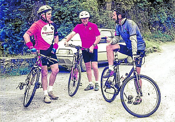 Joxe Mari Korta, a la izquierda, con sus amigos Luis Mari Agirre y Jexuxmari Mujika, en uno de sus paseos en bici.