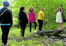 Una de las actividades más comunes es dar paseos por la naturaleza.