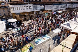 Cientos de personas han acudido a la plaza del Machete para ver los diseños de blusas y neskas.