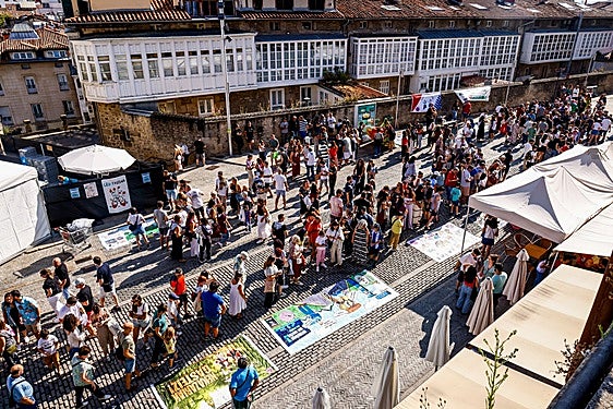 Cientos de personas han acudido a la plaza del Machete para ver los diseños de blusas y neskas.