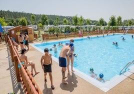 Una familia disfruta de la piscina del camping de Angosto.