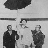 Dos bomberos sostienen el Celedón que debutó en La Blanca de 1976 tras la quema del anterior después de su subida de 1975 (en la imagen)