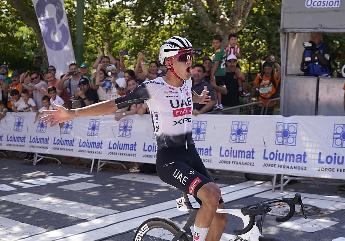 Del Toro levanta los brazos en la meta de Algorta.