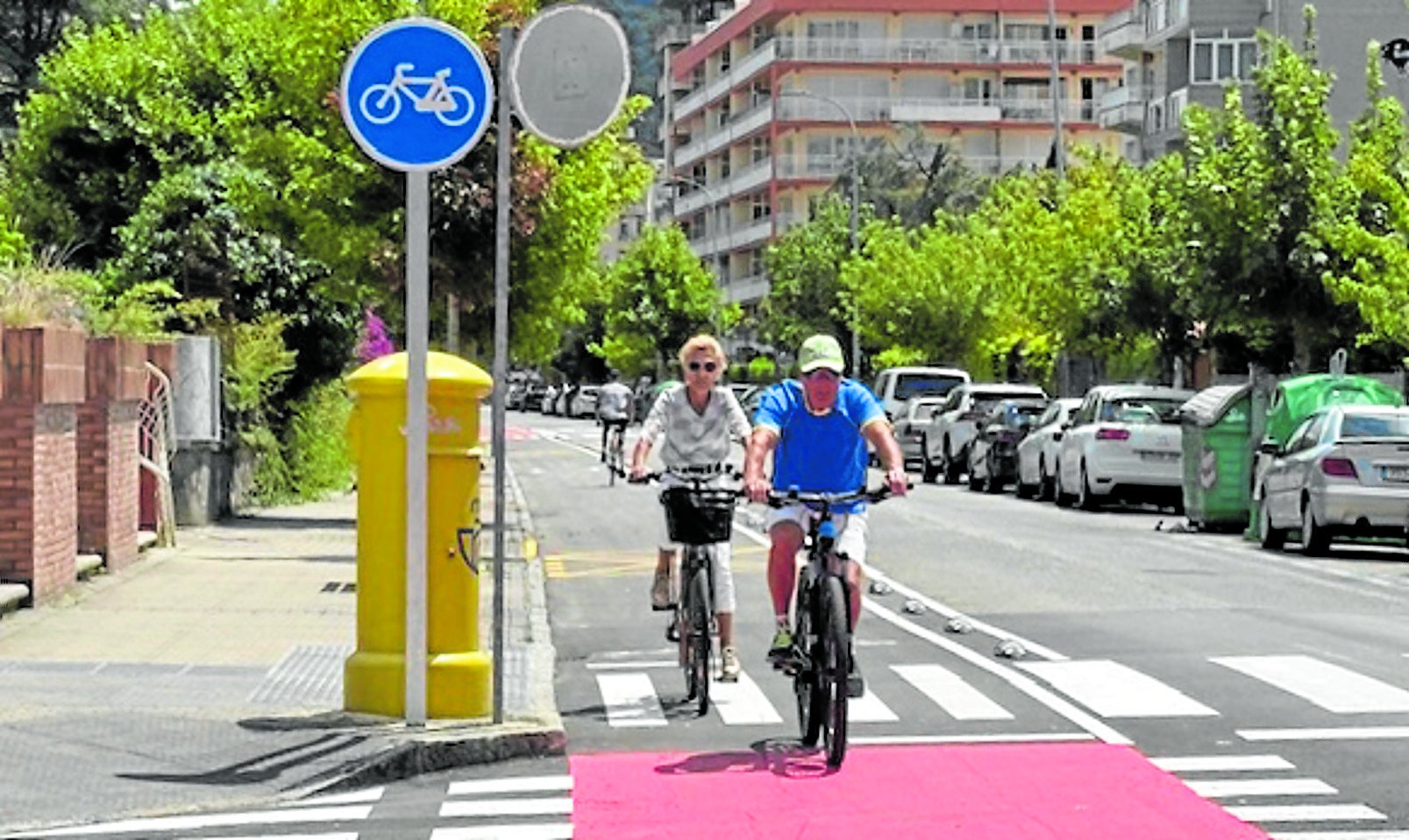 Una pareja circula con su bicicleta por el nuevo carril bici de la Avenida de Francia de Laredo