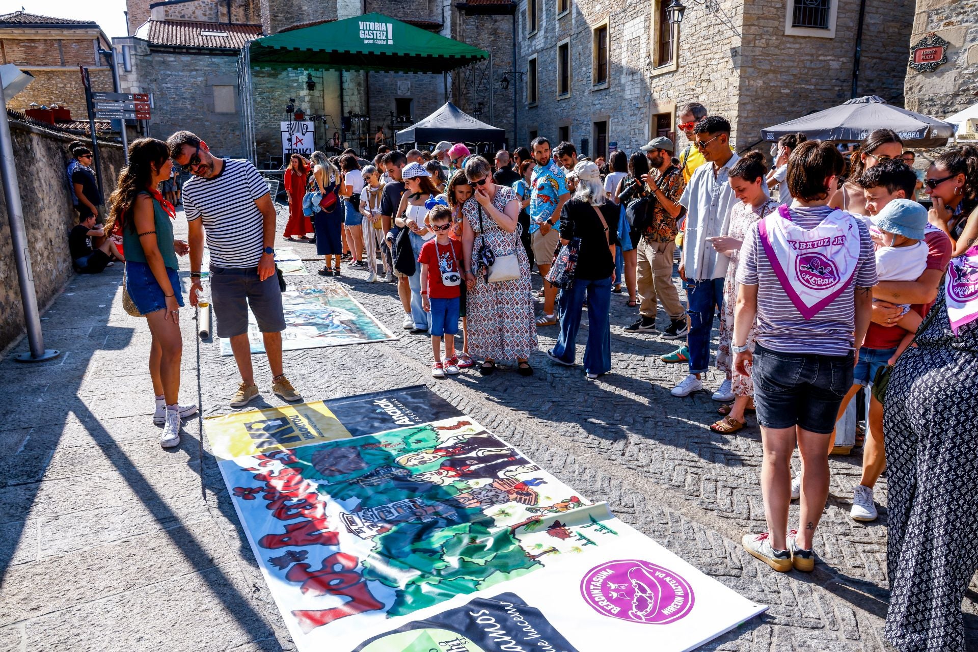 Las pancartas de la Comisión de Blusas y Neskas, en imágenes