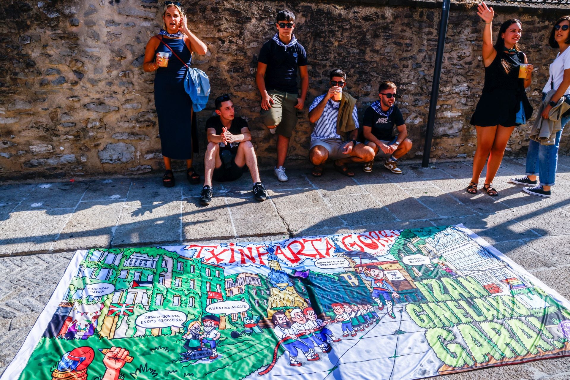 Las pancartas de la Comisión de Blusas y Neskas, en imágenes