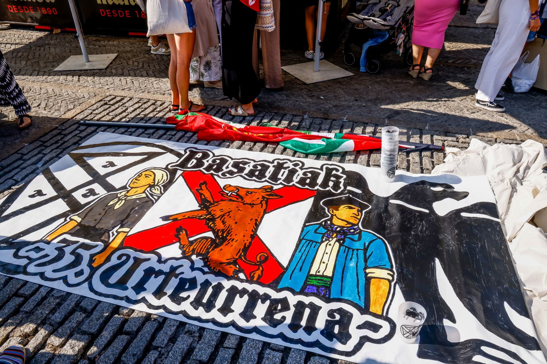 Las pancartas de la Comisión de Blusas y Neskas, en imágenes