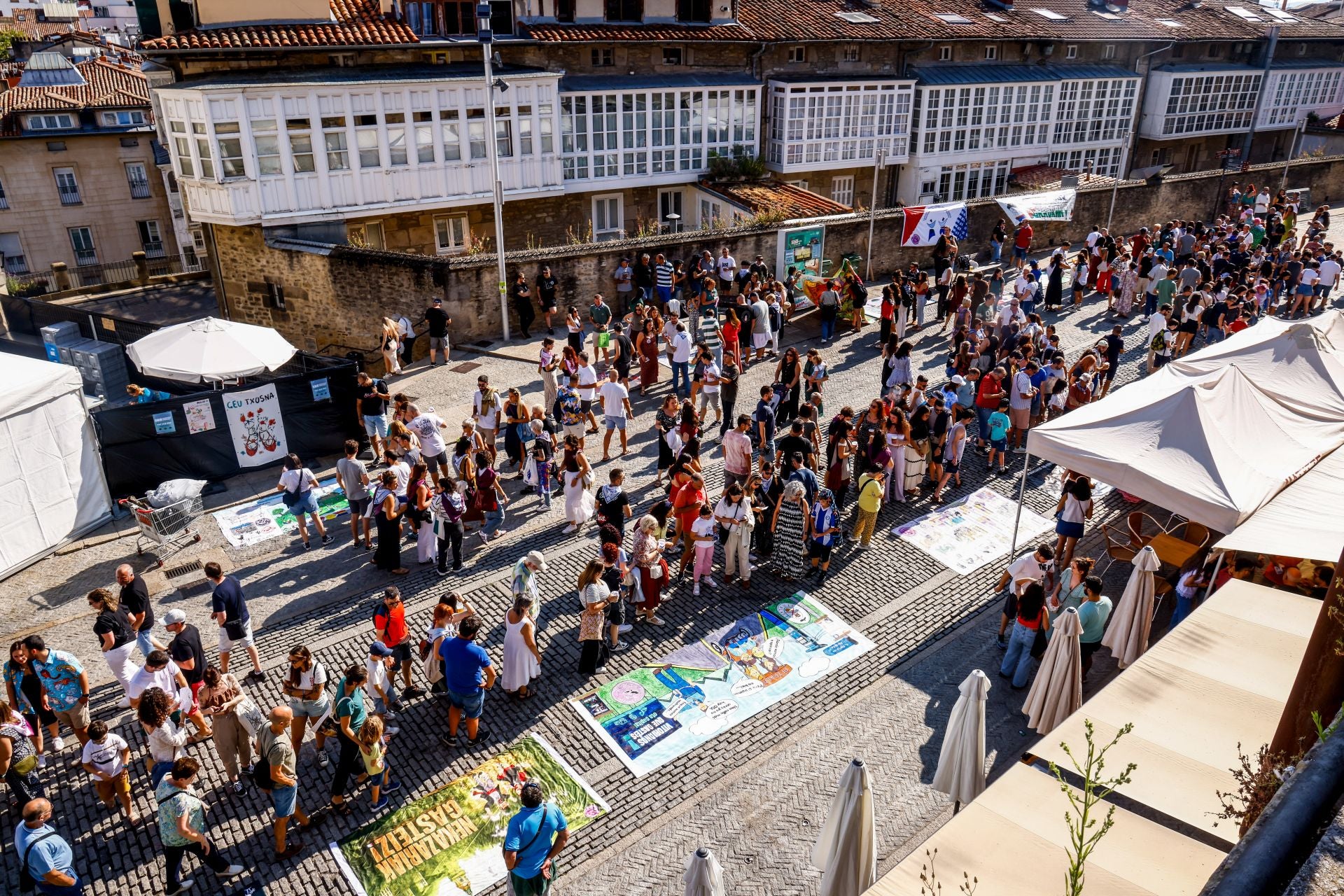 Las pancartas de la Comisión de Blusas y Neskas, en imágenes