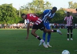 Selu Diallo, que marcó en el amistoso contra el Athletic, pugna con Maroan Sannadi.