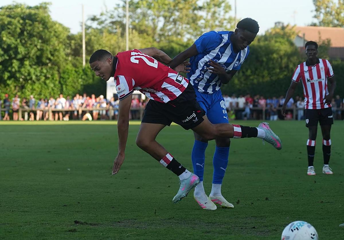 Selu Diallo, que marcó en el amistoso contra el Athletic, pugna con Maroan Sannadi.