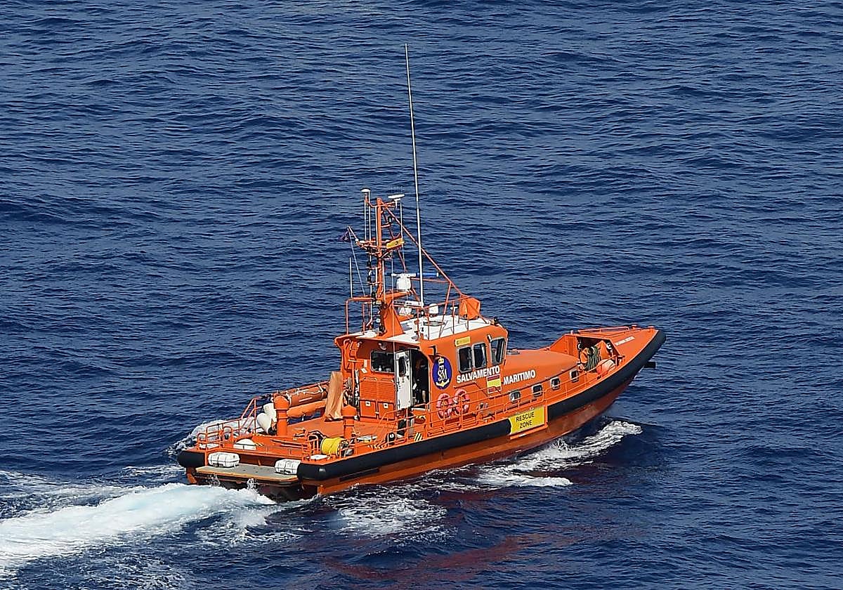 Los servicios de Salvamento Marítimo, buscando a las dos víctimas frente al faro de Sóller.