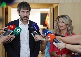 La vicepresidenta segunda del Gobierno y Ministra de Trabajo y Economía Social, Yolanda Díaz y el ministro de Cultura, Ernest Urtasun,