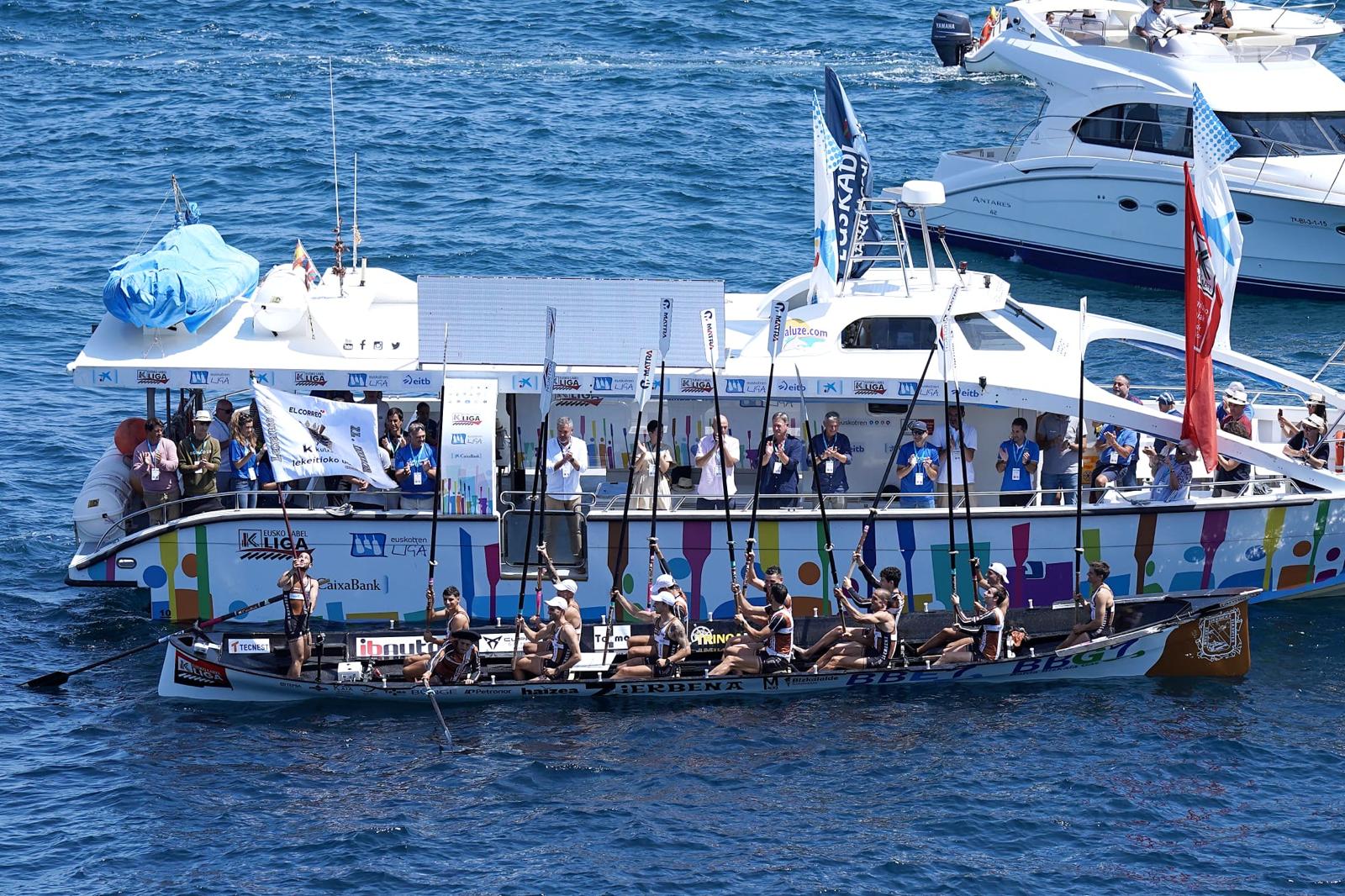 Zierbena se lleva la bandera de El Correo en Lekeitio