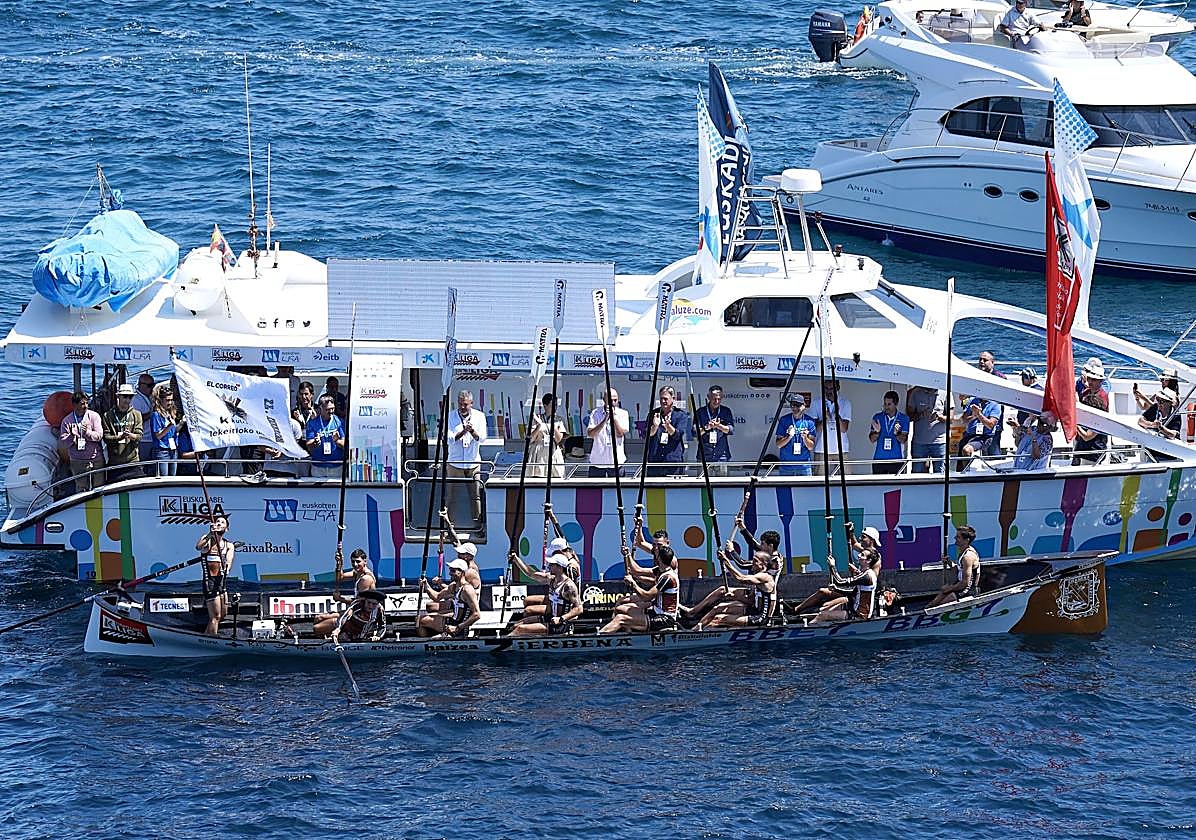 Los 'galipos' celebran la bandera de EL CORREO.
