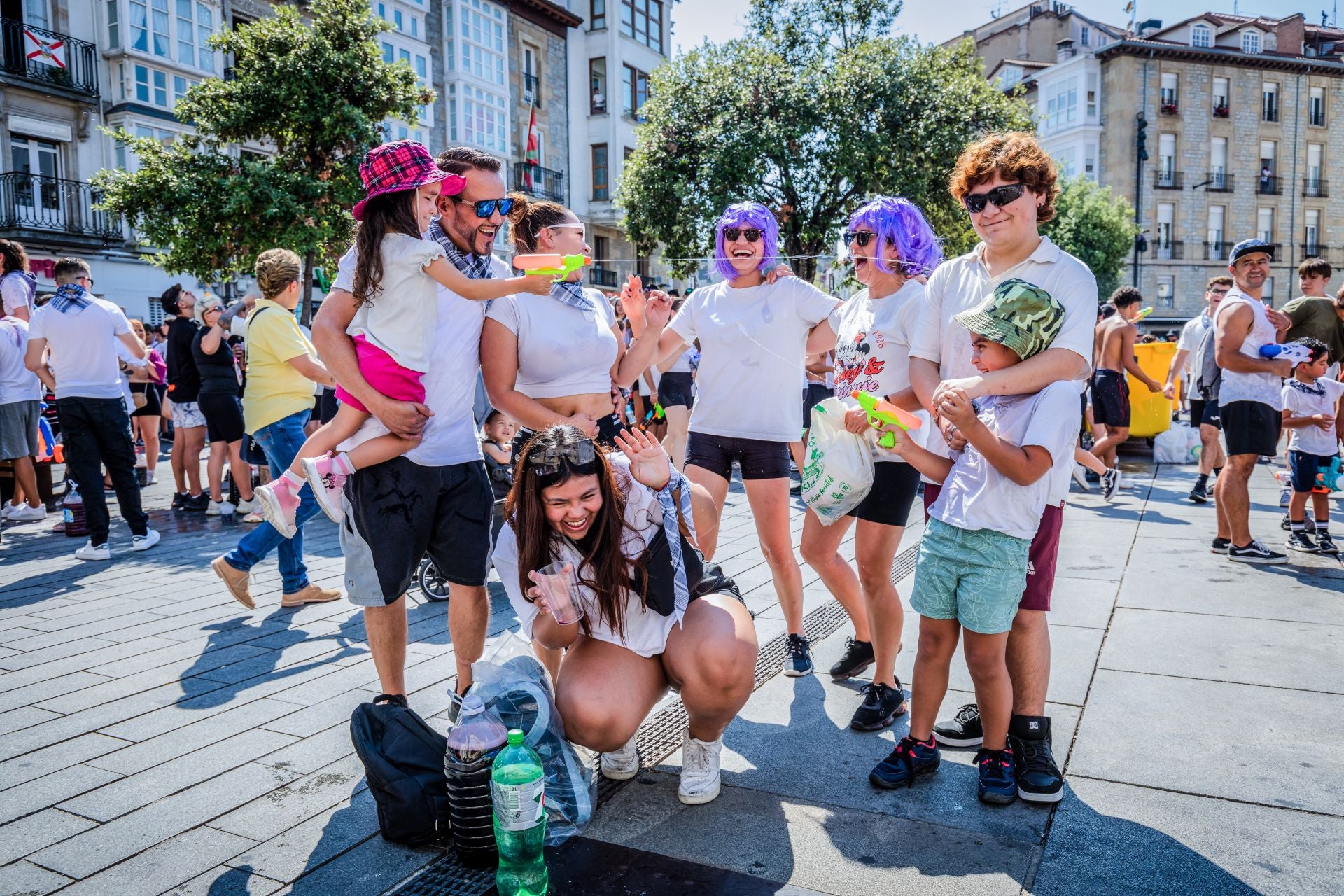 Janech, Vanesa, Diego celebran con pistolas de agua junto a su familia. 