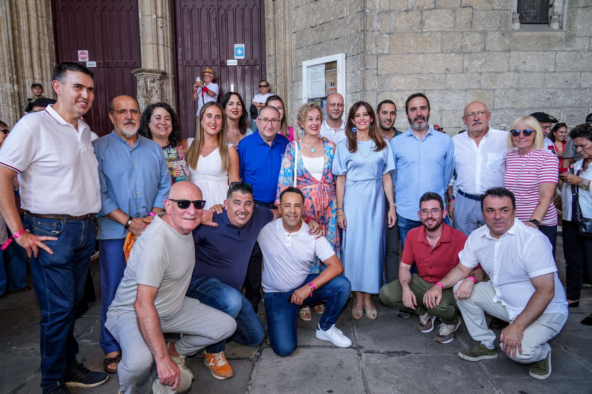 La alcaldesa Maider Etxebarria posa junto a otros políticos del PSE como el consejero Javier Hurtado, la primera teniente de diputado general Cristina González y otros cargos públicos.
