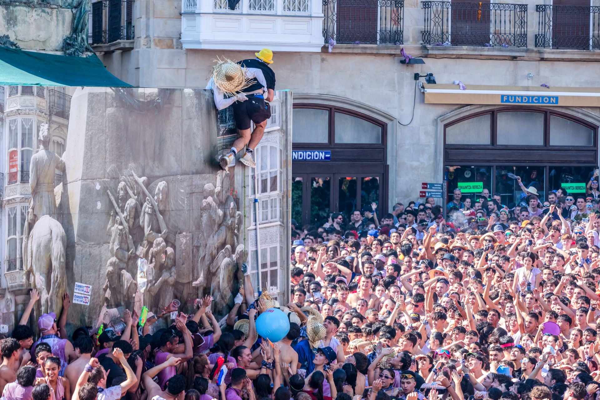 La bajada de Celedón en imágenes