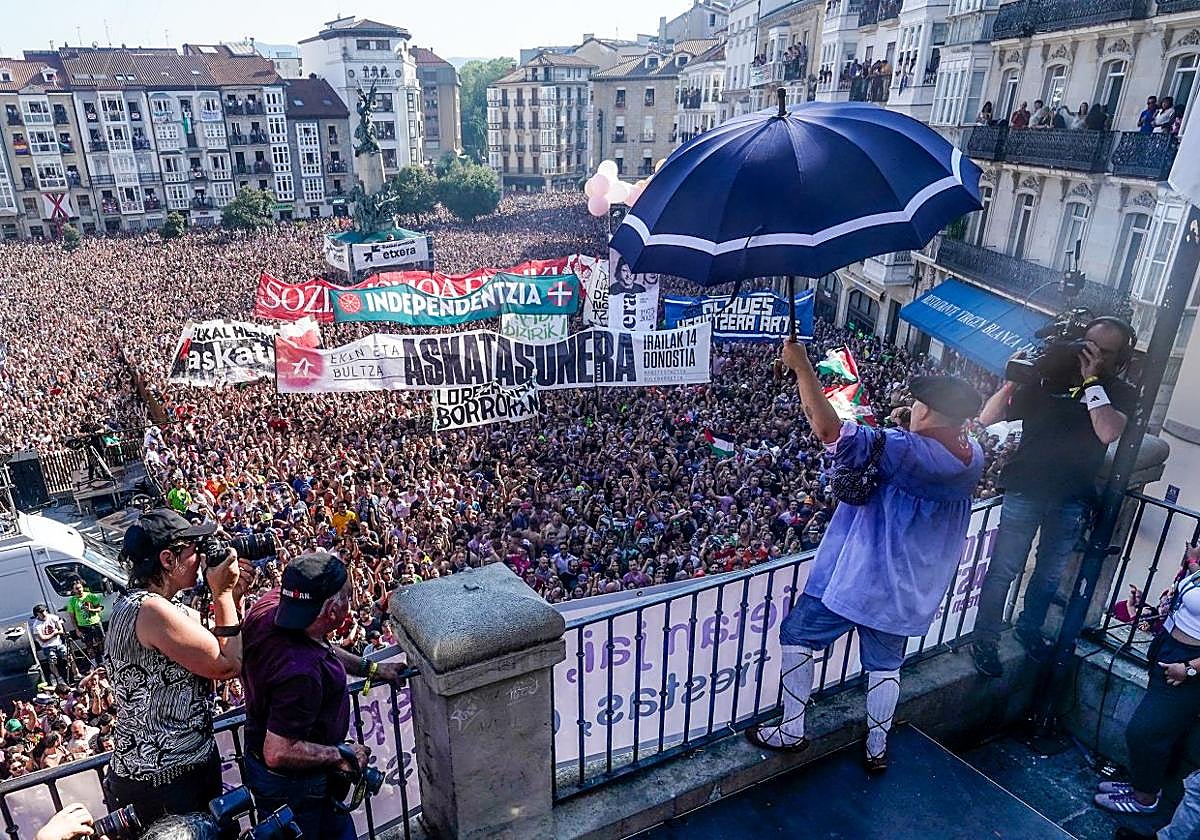 Iñaki Kerejazu se dirige al gentío desde la balconada.
