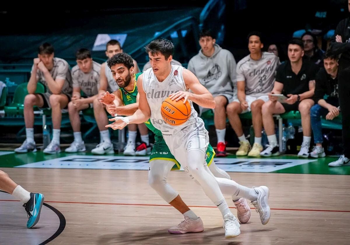 Joseba Querejeta conduce el balón durante un partido del pasado curso con el Clavijo.