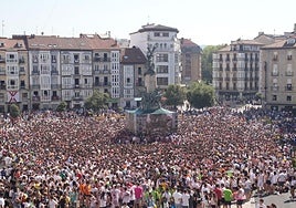 Así estaba el ambiente en la plaza de la Virgen Blanca antes de la bajada de Celedón
