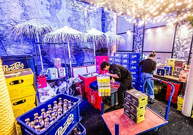 Los bares hacen acopio de bebidas para los seis días de La Blanca.