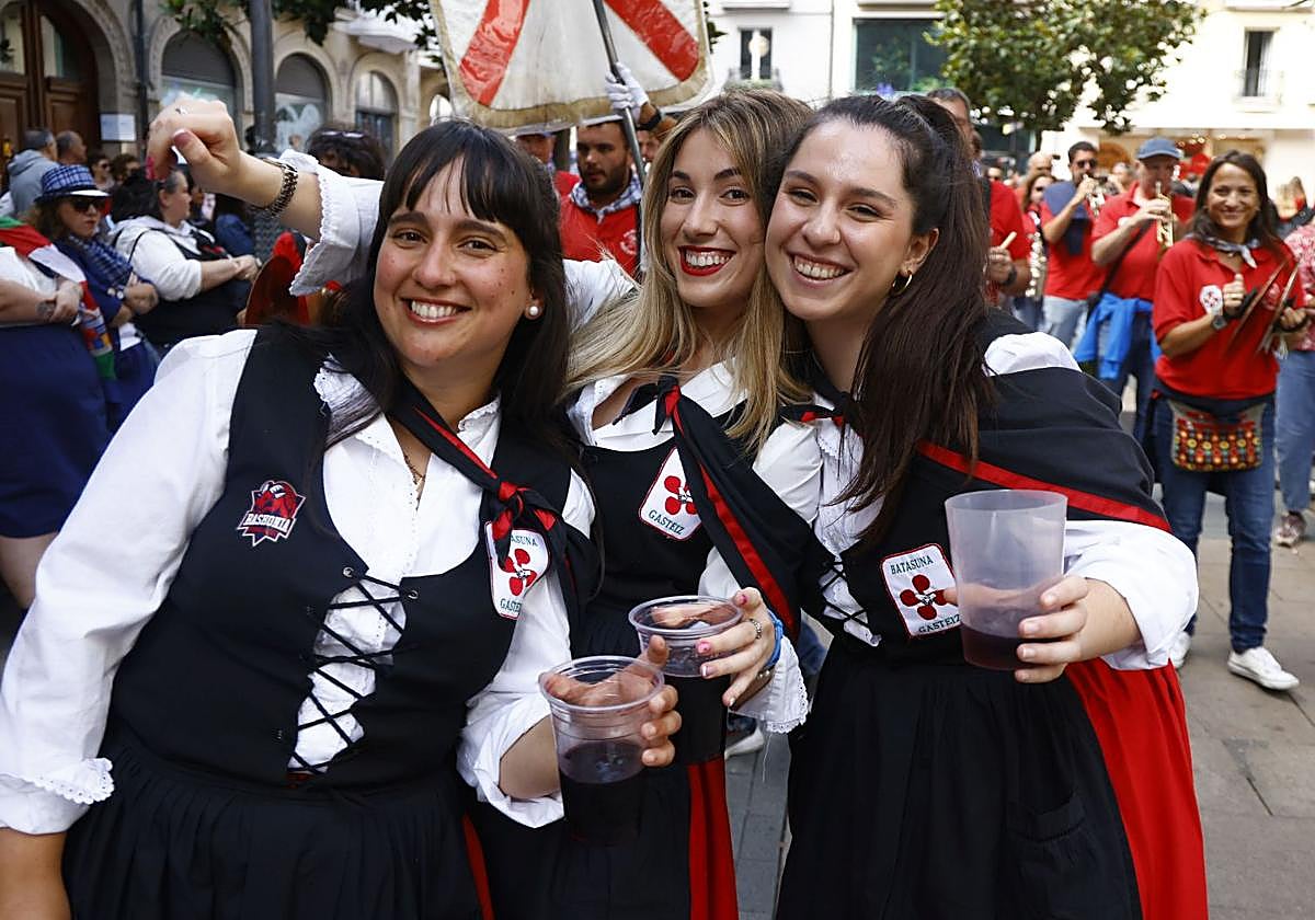 Tres neskas, durante un paseíllo del pasado Día de Santiago.