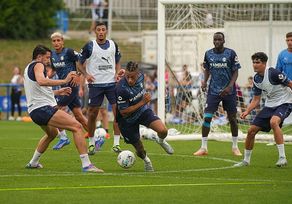 Mariano trata de llevarse la pelota ante Garcés.