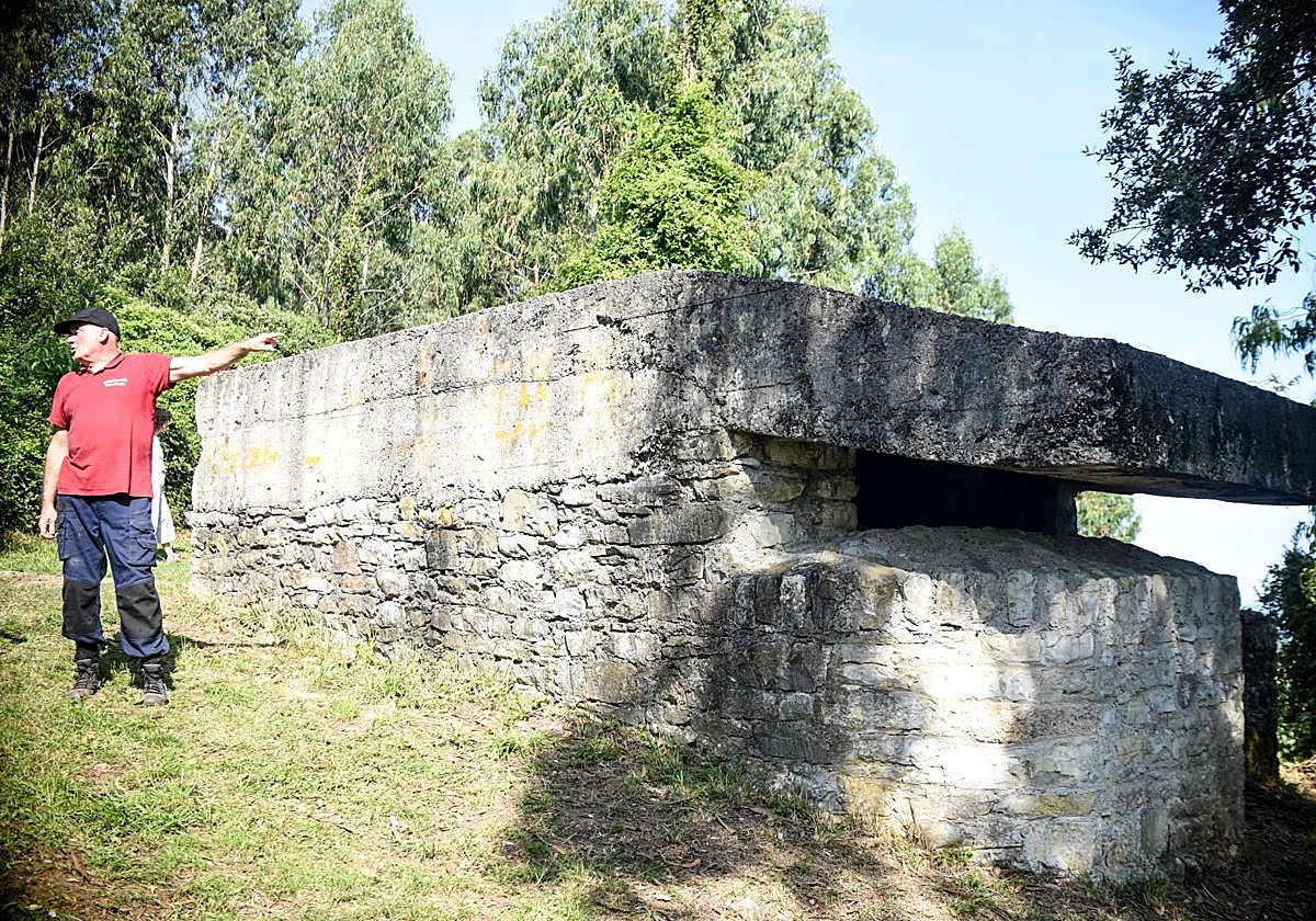 Iñaki Líbano junto a la estructura, con la tronera a la derecha.