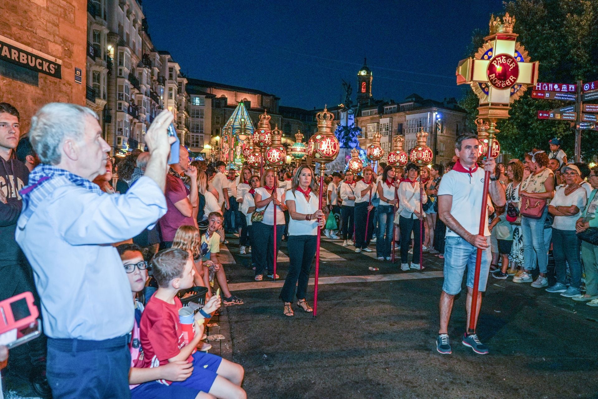 La procesión recorre las céntricas calles de Vitoria.