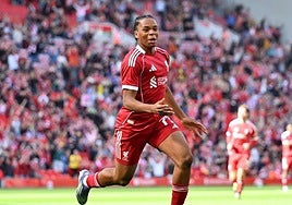 Ngumoha, un futbolista de 16 años, autor del primer gol al Athletic en Liverpool