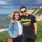 Inaki lópez y Andrea Ropero, posan en la playa de Arrigunaga.