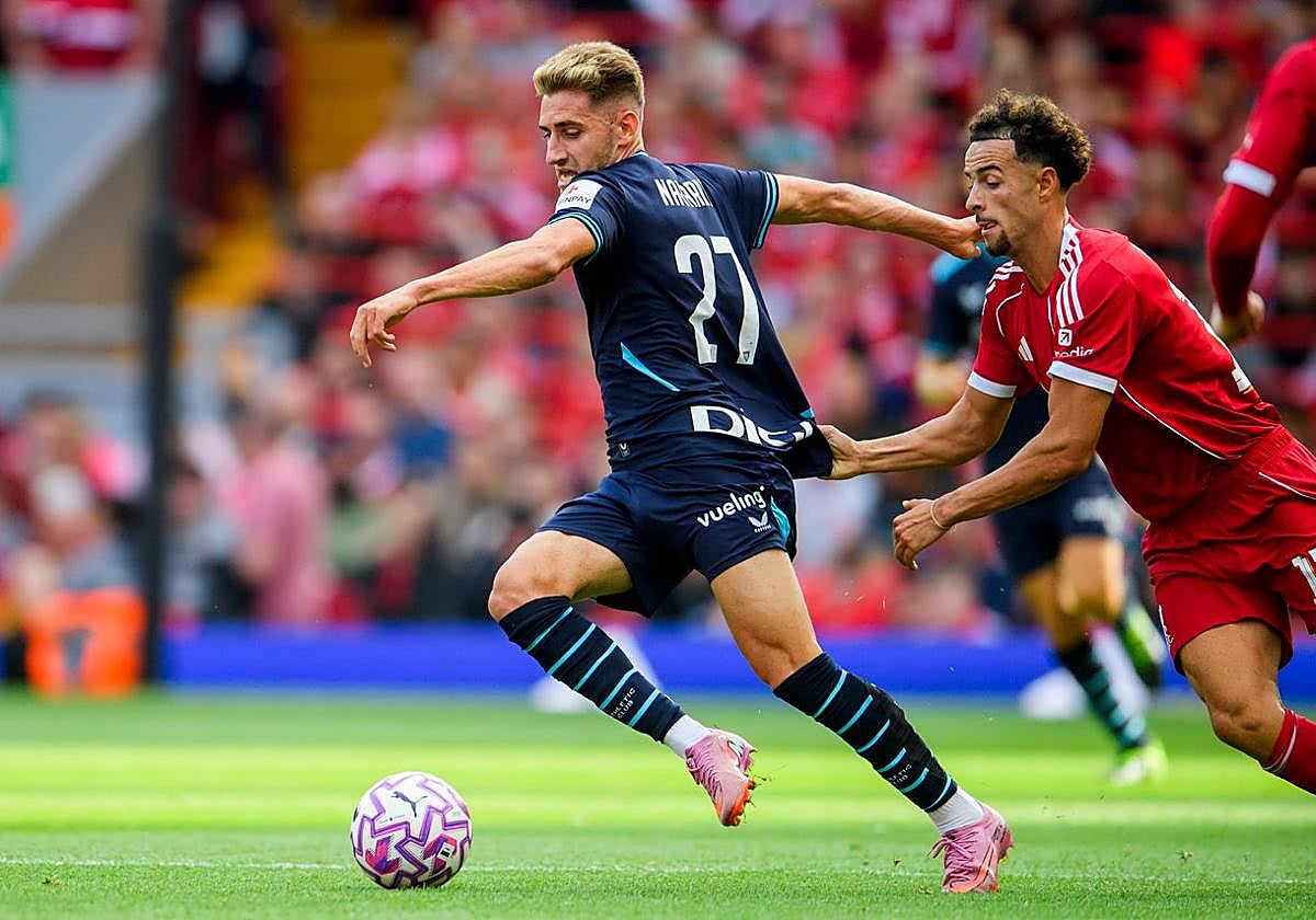 Robert Navarro trata de escaparse de un rival.