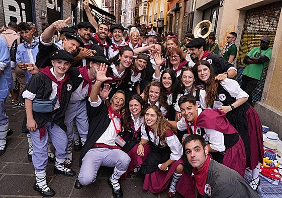 Blusas y neskas: Cuando la amistad se hace fiesta