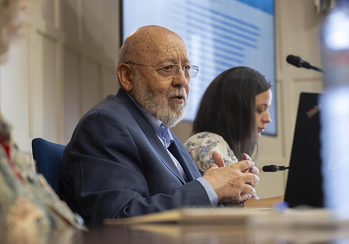 El presidente del CIS, José Félix Tezanos, en un curso.