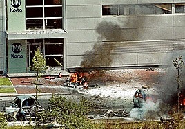 Restos del coche bomba que los terroristas hicieron estallar al paso de José Mari Korta