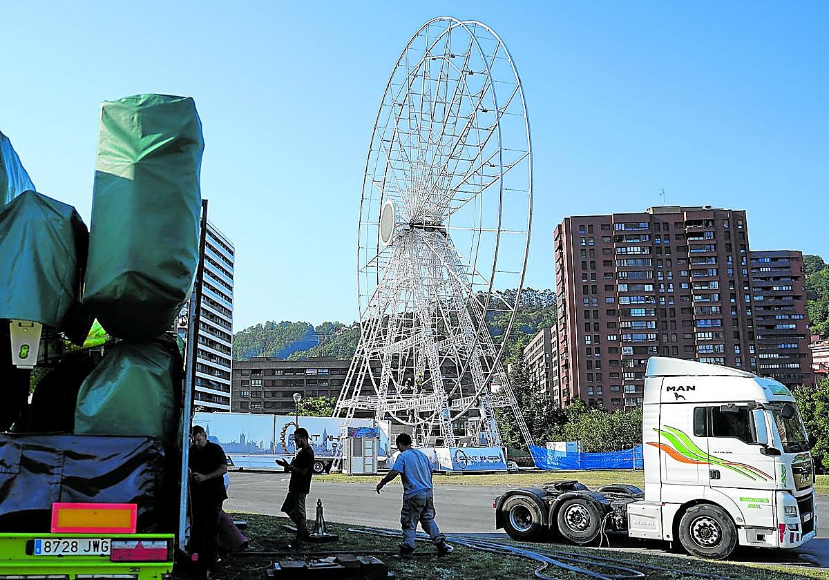 La estructura de la noria destaca ya sobre la explanada de Etxebarria.