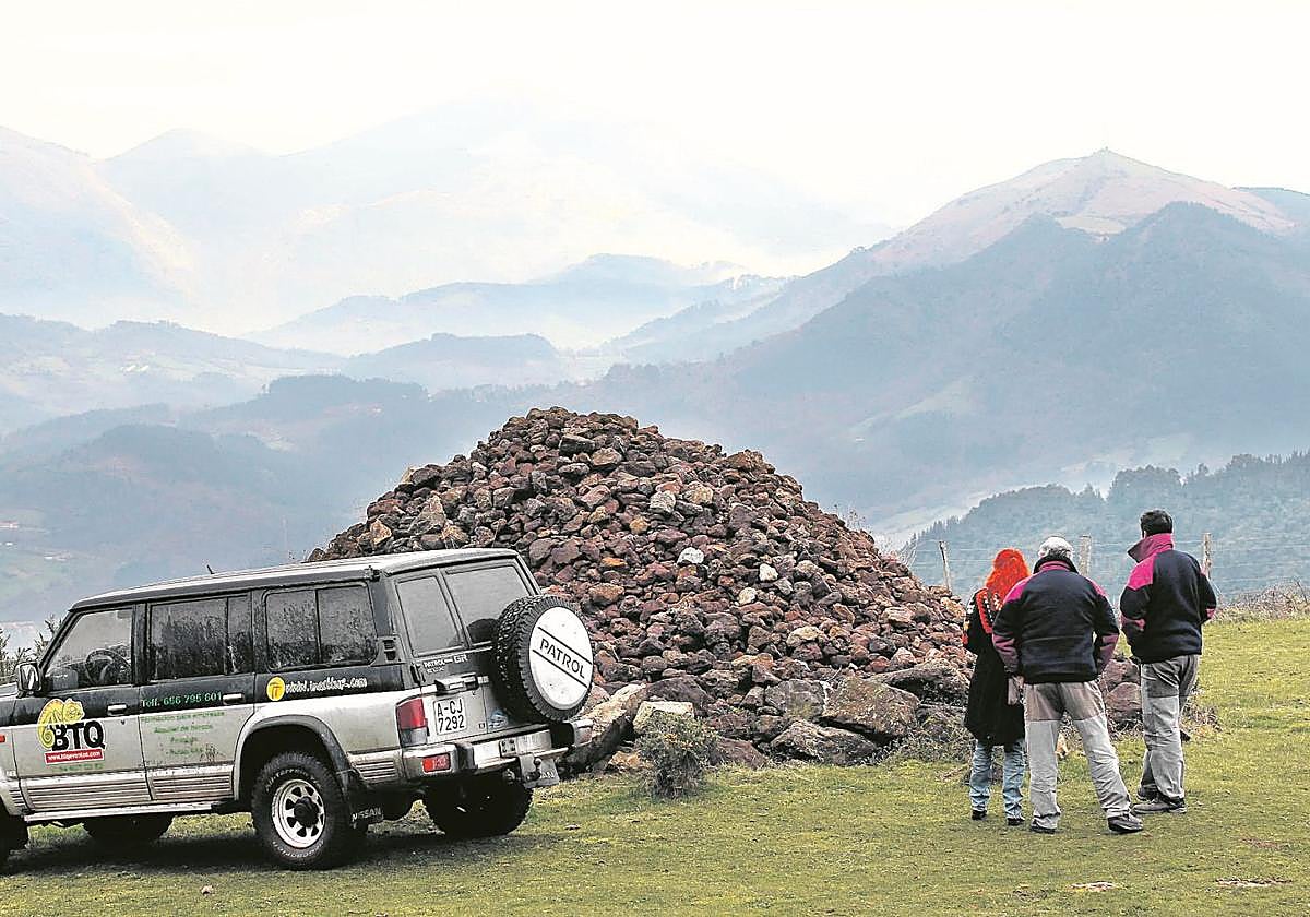 Participantes en una excursión en todoterreno observan los montes de las Encartaciones.